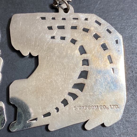 🖤CAPCOM💕2ea Pendants(charms) - Picture 10 of 12